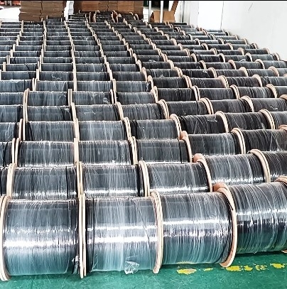 Utilisation dans le câble aérien FTTH autoportant en fibre optique pour utilisation intérieure et extérieure