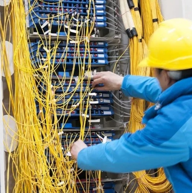 4 noyaux câble FTTH à chute intérieure GJXH/GJXFH acier arc-type/FRP membre de résistance