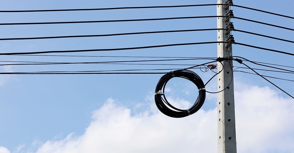 4 noyaux câble FTTH à chute intérieure GJXH/GJXFH acier arc-type/FRP membre de résistance