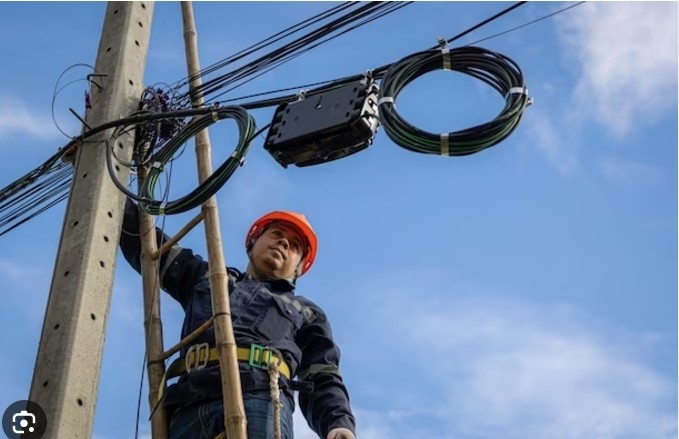 Cable de décharge FTTH auto-supportant en forme d'arc à 4 cœurs pour la communication téléphonique