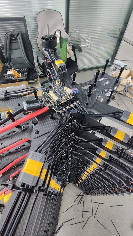 13 pouces SE FPV Drone Transmission de signal stable Images haute définition Longue durée de vie de la batterie Et détachable