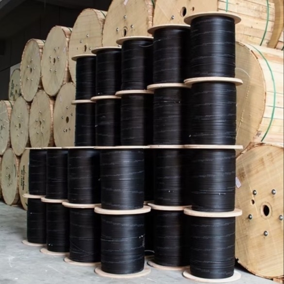 Câble optique FTTH de messagerie noir, 4 conducteurs, utilisé pour la construction de communications