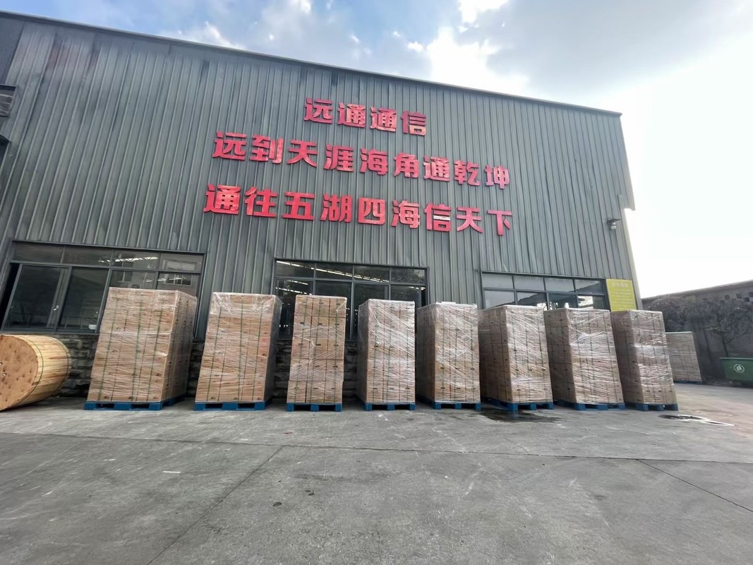 Introduction du câble optique en forme de papillon