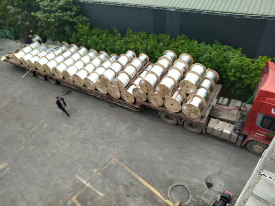 Introduction du câble optique en forme de papillon