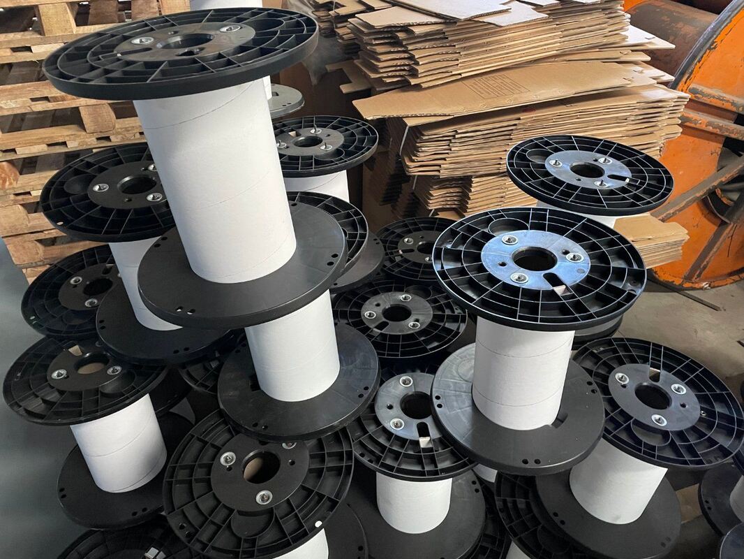 Câble fibre optique aérien extérieur G657A2 avec revêtement confidentiel et résistance à l'écrasement d'environ 60-70N